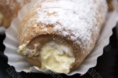 Creamy tubule cake