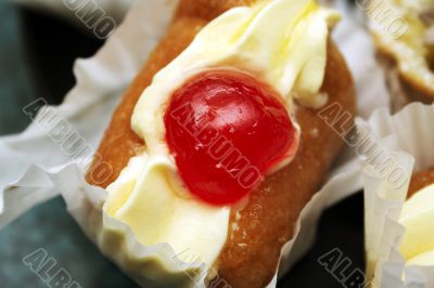 Creamy cake