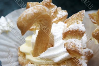 Swan-looked creamy cake
