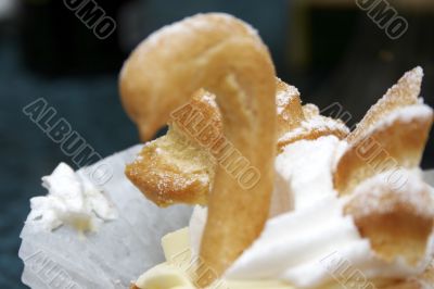 Swan-looked creamy cake