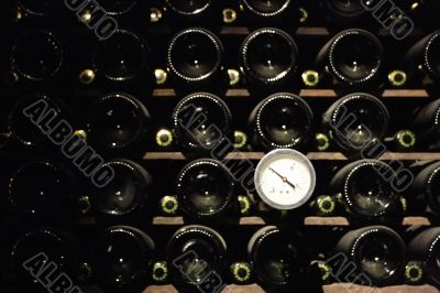 Thermometer in winecellar
