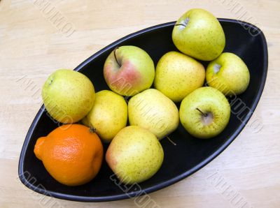 Black Japanese vase with apples and tangerine