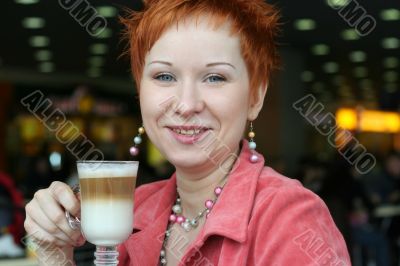 woman dreanking coffe in cafe and smiling happy