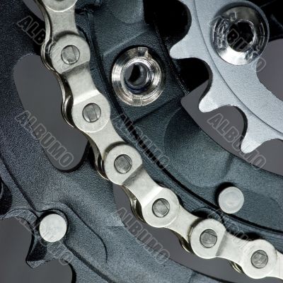 MTB crankset with  chain