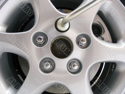 Replacement of an automobile wheel