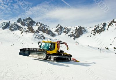 Moving snowcat