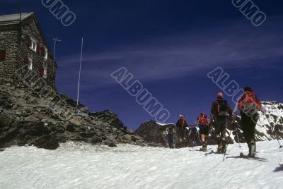 Skiers with packs approaching Britannia Mountain hut