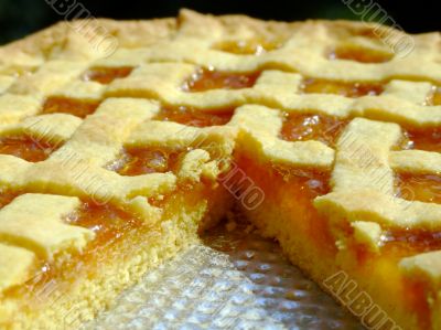 Apricot marmalade tart
