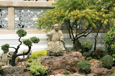 Small statues and dekorativ trees