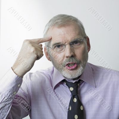 Man pointing at own forehead