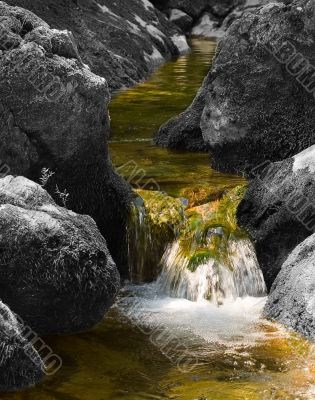 Cascade in colourless stones