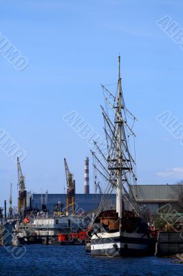 Sailing ship at the port take off mast.