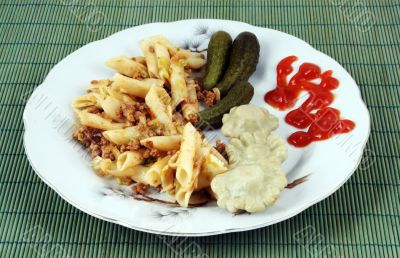 macaronis with meat and vegetables
