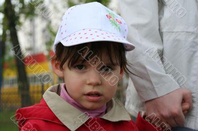 litlle girl is holding her hand with mother
