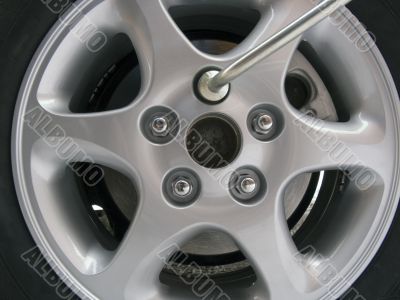 Replacement of an automobile wheel