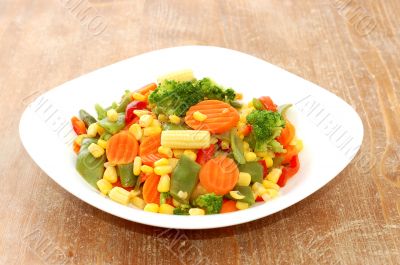 cooked carrots sweet corn and broccoli on plate