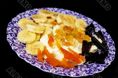 Cottage cheese with banana, dried apricots, raisin