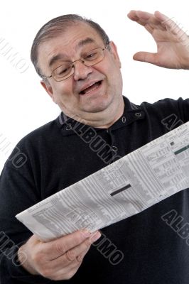 Senior liest Zeitung