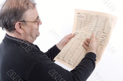 Senior liest Zeitung