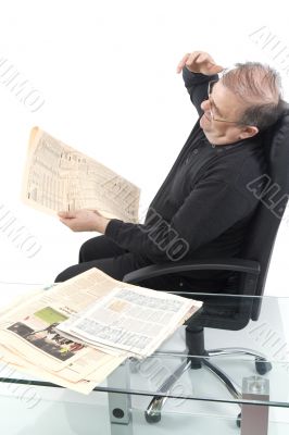 Senior liest Zeitung