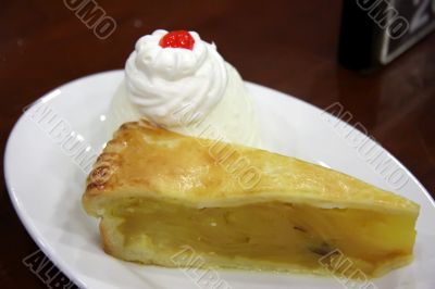 Apple pie with ice cream