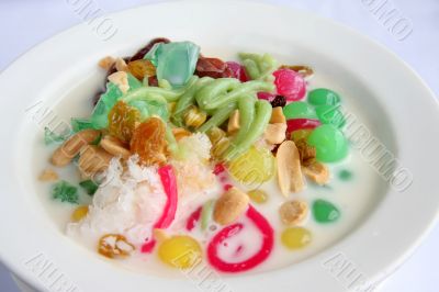 Shaved ice dessert
