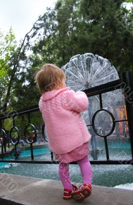 Llittle girl look at fountain