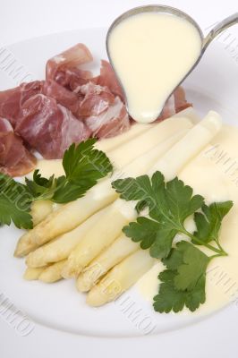 White asparagus with ham and hollandaise sauce