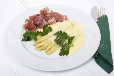 White asparagus with ham and hollandaise sauce