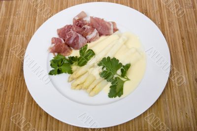 White asparagus with ham and hollandaise sauce