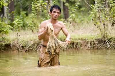 Fishing with throw net