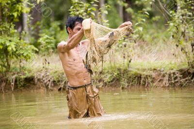 Fishing with throw net