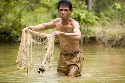 Fishing with throw net
