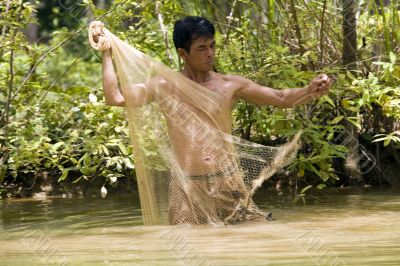 Fishing with throw net