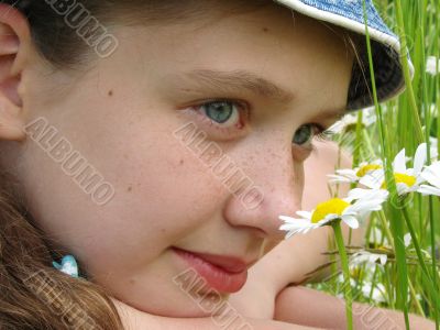 girl with daisies