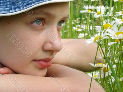 girl with daisies 3