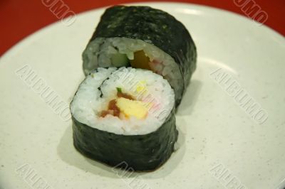 Maki roll slices