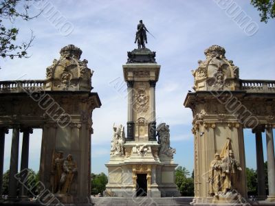 Retiro lake monument