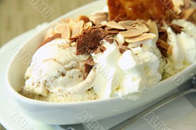Ice cream sundae