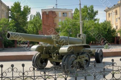 Large-caliber army gun - the Howitzer.