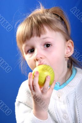 girl eat the apple