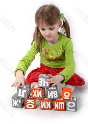 girl play with bricks