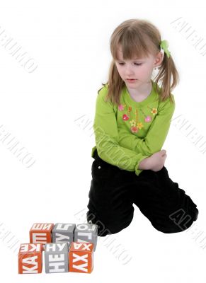 girl play with bricks