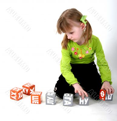 girl play with bricks