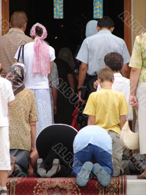  	churchgoers crowd on cathedral entrance