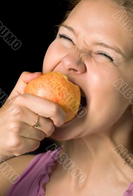 bitting apple
