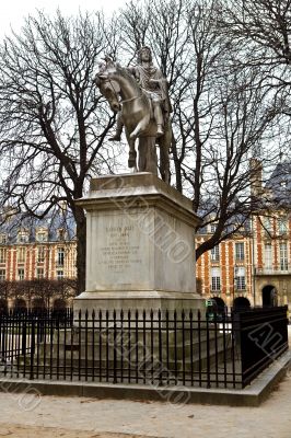 Statue of the Lui XIII on Place des Vosges