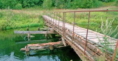 old bridge over green river