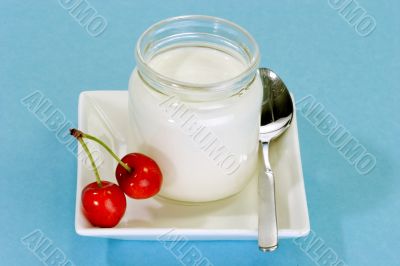 Yoghourt with fresh cherries