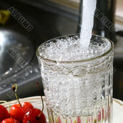 glass under water wet
